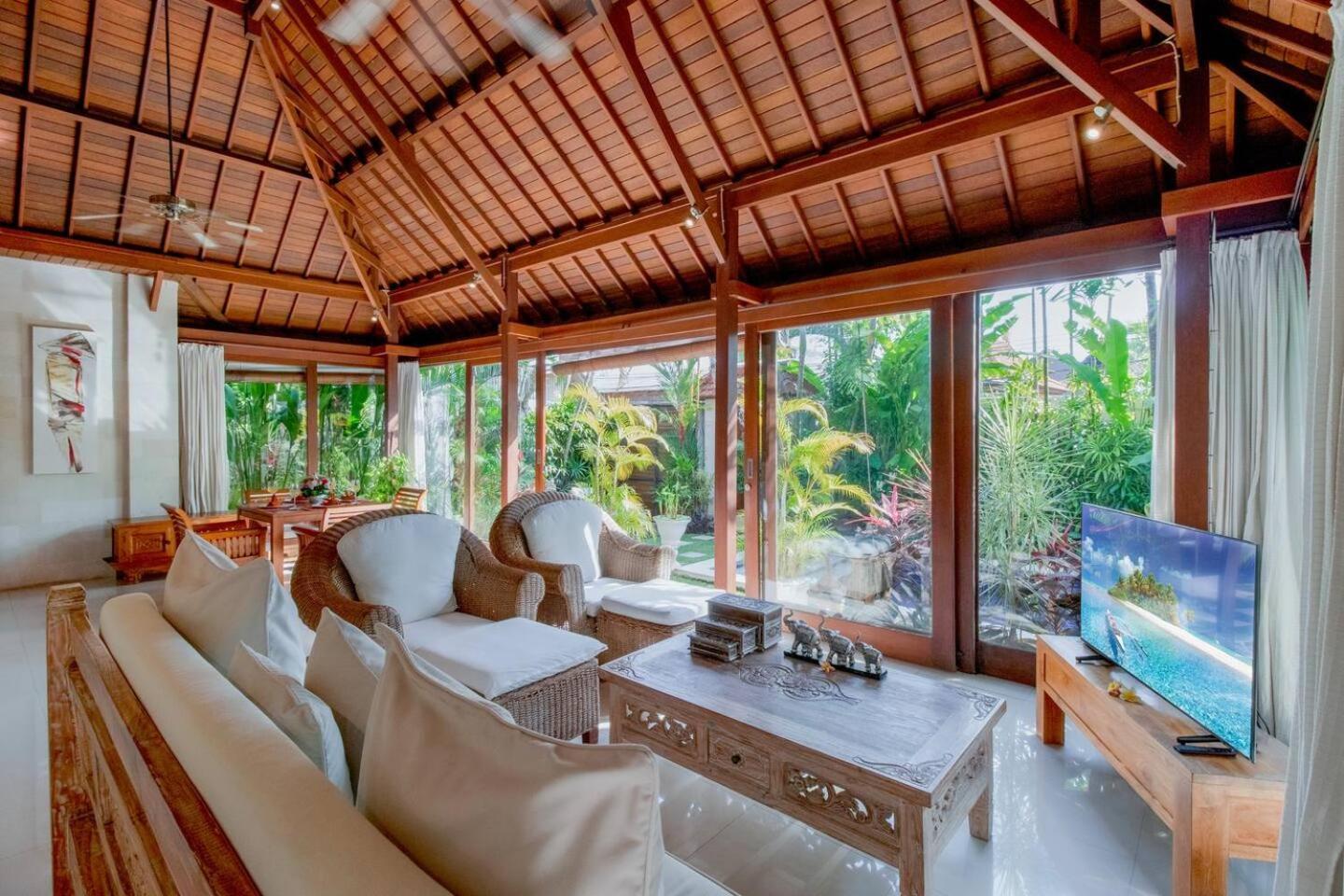 Heart Of Seminyak, 2Br, Sleeps 4, Walk To Bintang Villa Buitenkant foto