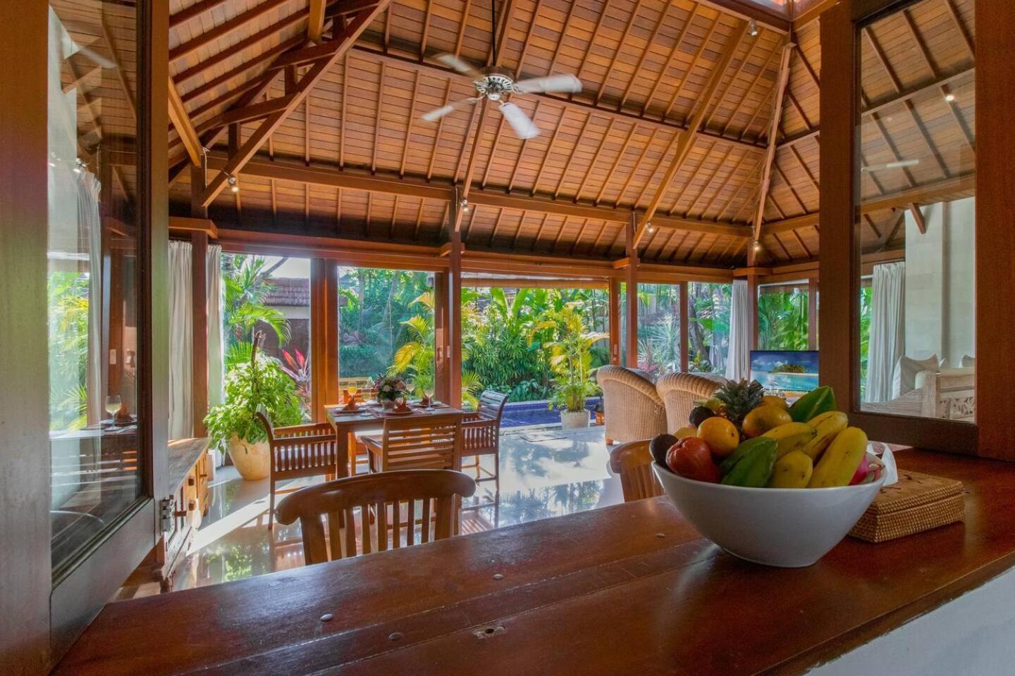 Heart Of Seminyak, 2Br, Sleeps 4, Walk To Bintang Villa Buitenkant foto
