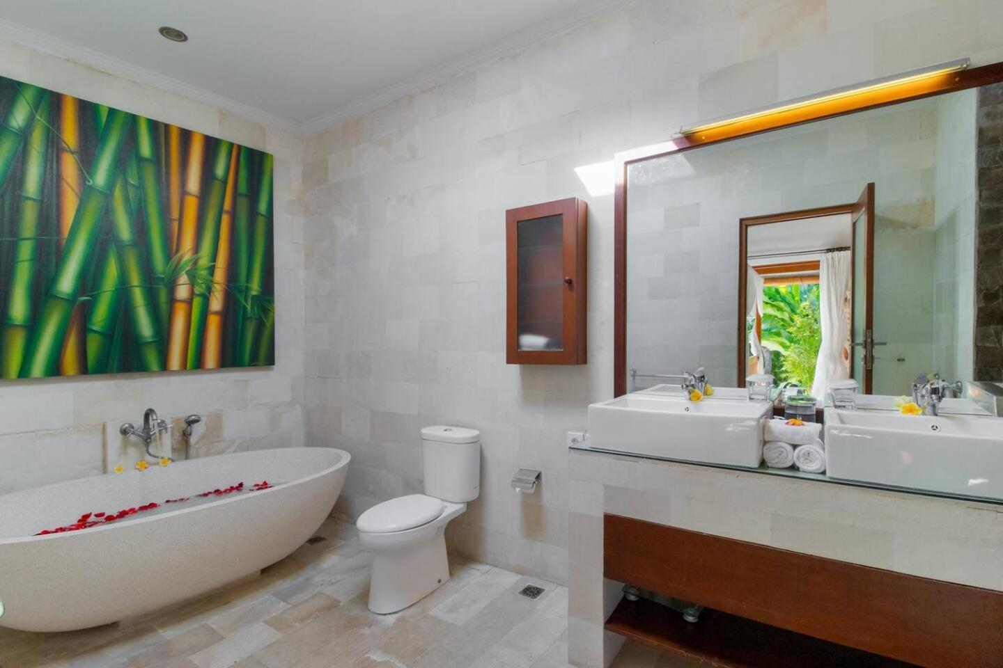 Heart Of Seminyak, 2Br, Sleeps 4, Walk To Bintang Villa Buitenkant foto